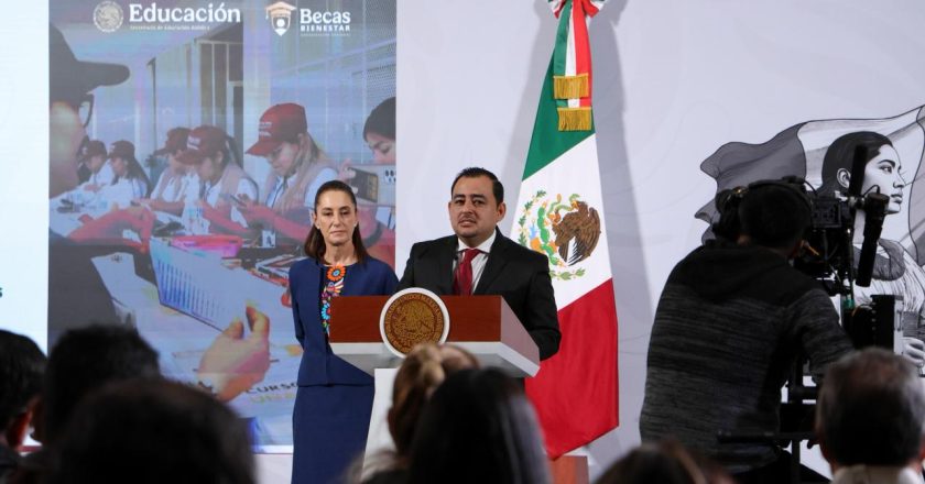 Inicia entrega de reposición de las tarjetas vencidas a becarios del Bienestar: Julio León