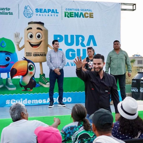 Munguía entrega tinacos en beneficio de 1200 habitantes