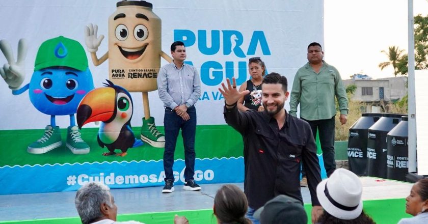 Munguía entrega tinacos en beneficio de 1200 habitantes