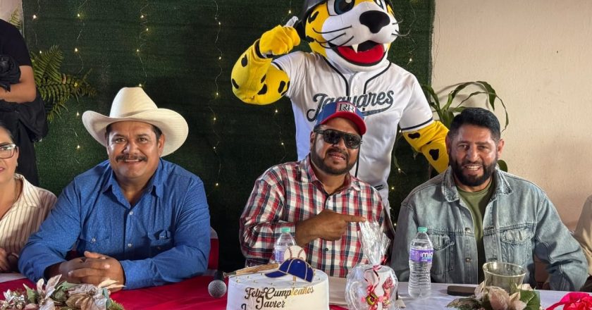 Pancho Barraza celebra el festejo, junto al ‘Chango’ Javier Delgado