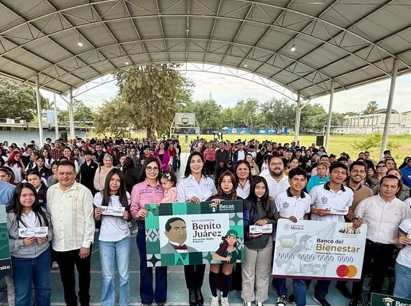 Entregan tarjetas de la Beca Universal a 964 estudiantes de Tepic