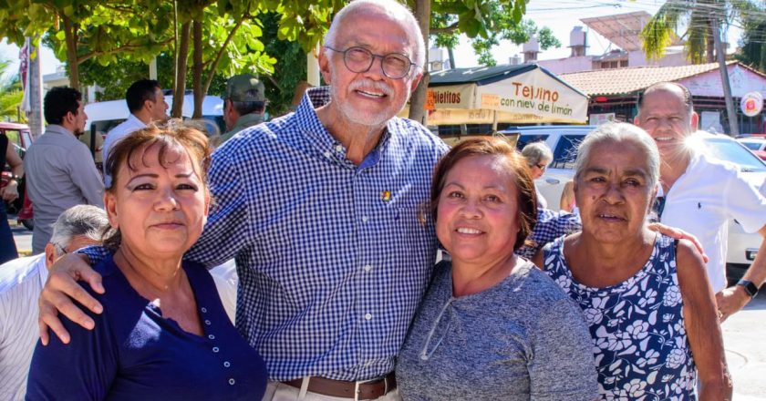 Gobernador entrega rehabilitación de la calle Valle de México en Mezcales