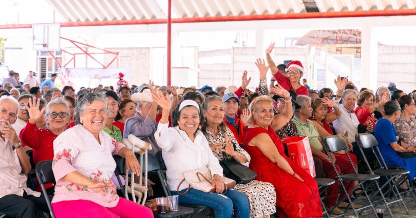 Acerca Beatriz Estrada la magia de la Navidad a clubes de la tercera edad
