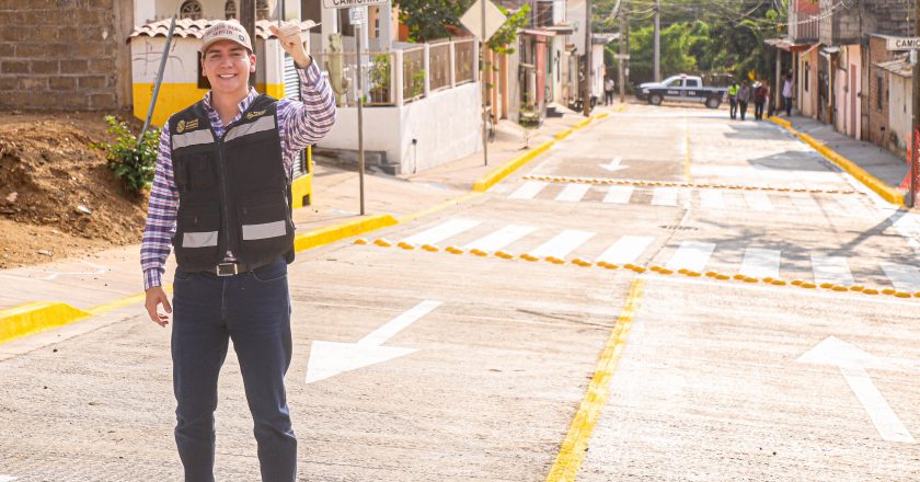 Inaugura Héctor Santana la Calle Laureles del Indio en Bucerías
