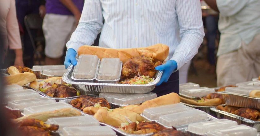 Héctor Santana entrega miles de Cenas de Fin de Año a familias de Bahía de Banderas