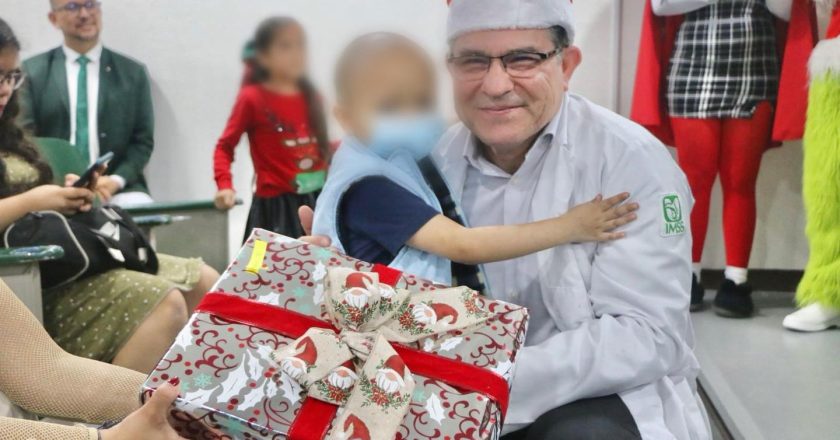 HGZ No. 1 del IMSS Nayarit lleva alegría navideña a niñas y niños hospitalizados