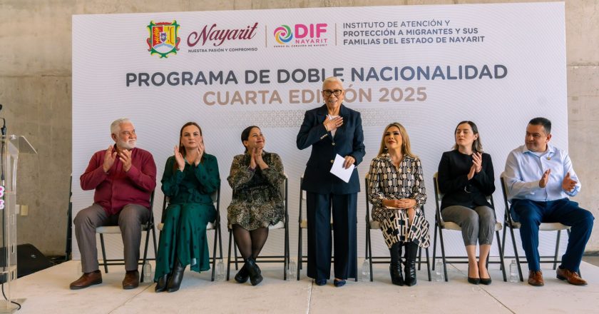 Garantiza Beatriz Estrada el derecho a la identidad con entrega de actas de doble nacionalidad