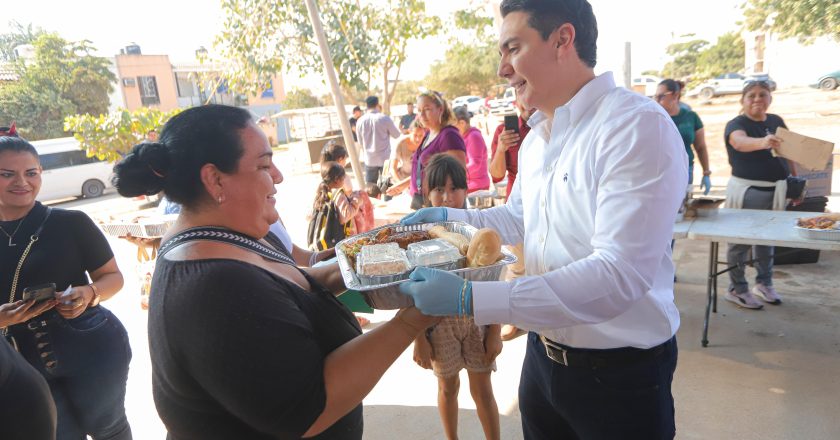Héctor Santana entregó más de mil cenas navideñas a familias de Bahía de Banderas