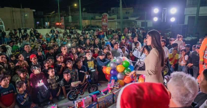 Geraldine lleva alegría con posada navideña al fraccionamiento Jacarandas