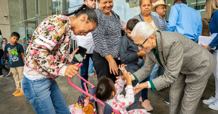 Familias agradecen a Beatriz Estrada por apoyos del programa Cuidando tu Bienestar