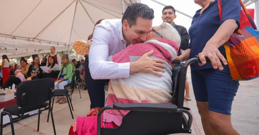 HÉCTOR SANTANA DIALOGA CON VECINOS DE LAS BRISAS