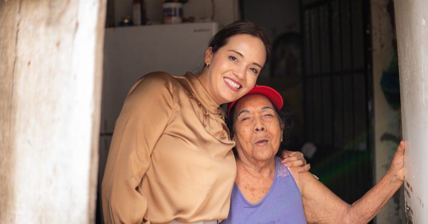 PRESIDENTA DEL DIF ACOMPAÑA A ADULTOS MAYORES