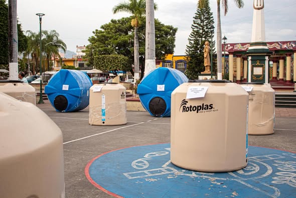 GOBIERNO DE XALISCO ENTREGA TINACOS Y CISTERNAS A FAMILIAS