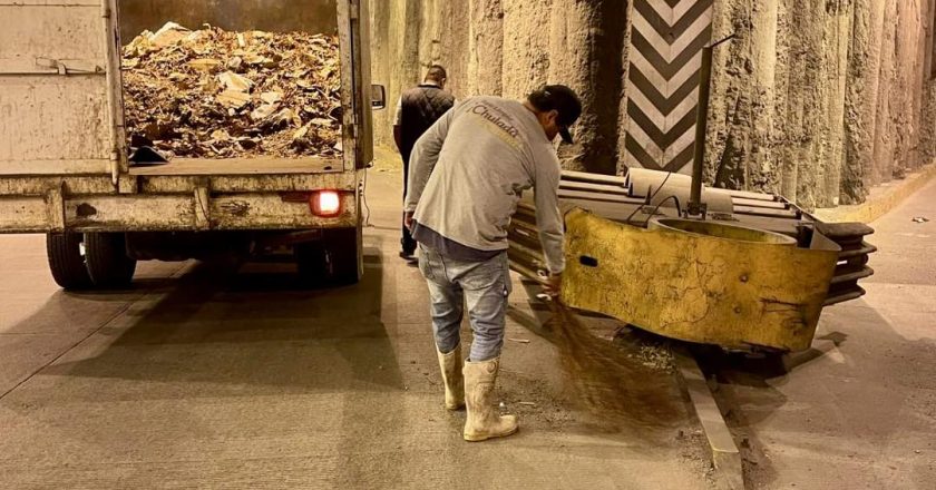 ASEO PÚBLICO MANTIENE LIMPIO EL NODO VIAL DE LA CRUZ