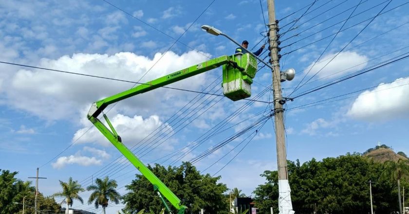 ALUMBRADO PÚBLICO ATIENDE REPORTES DE CLICK POR TEPIC