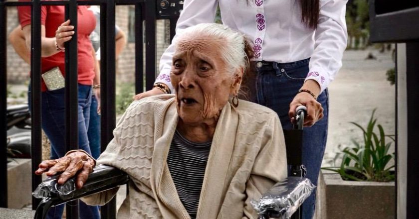 A SUS 97 AÑOS, VICTORIA VUELVE A SONREÍR
