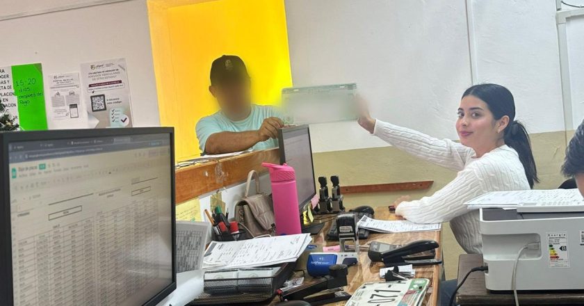 Tú como ellos ya puedes hacer el trámite de placas nuevas y obtener un 15% de descuento en el pago hasta el 31 de marzo.