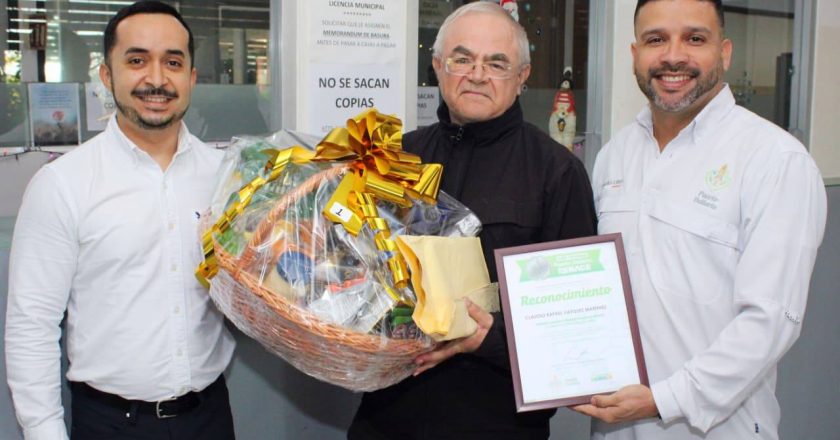 Rafael Vásquez primer ciudadano en pagar el predial 2026