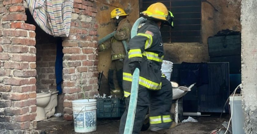 ATIENDEN INCENDIO EN CASA HABITACIÓN