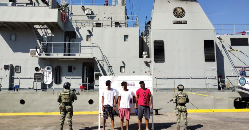 En costas de Michoacán, autoridades federales detienen a tres presuntos transgresores de la ley y aseguran más de mil litros de combustible