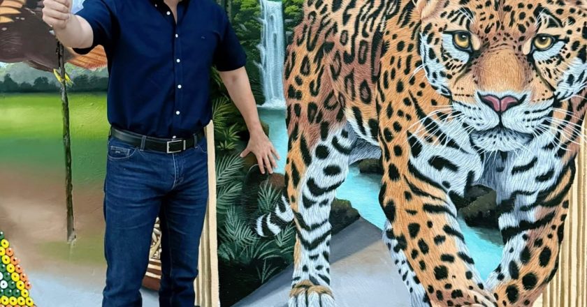 Héctor Santana entrega murales en la avenida principal de La Misión