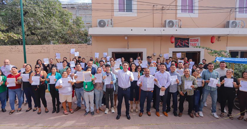 Héctor Santana y trabajadores del Ayuntamiento de Bahía de Banderas cumplen con el pago del predial