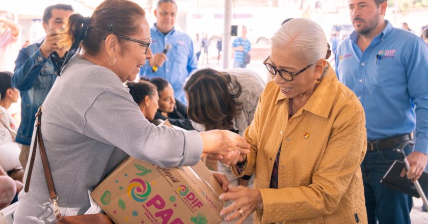 Beatriz Estrada acerca apoyos y servicios a familias de la colonia El Rodeo