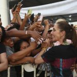 En Coyuca de Benítez, Presidenta entrega tarjetas de la Pensión Mujeres Bienestar; más de 74 mil mujeres reciben este apoyo en Guerrero