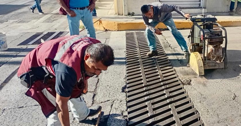 REHABILITAN REJILLA EN CALLE HIDALGO