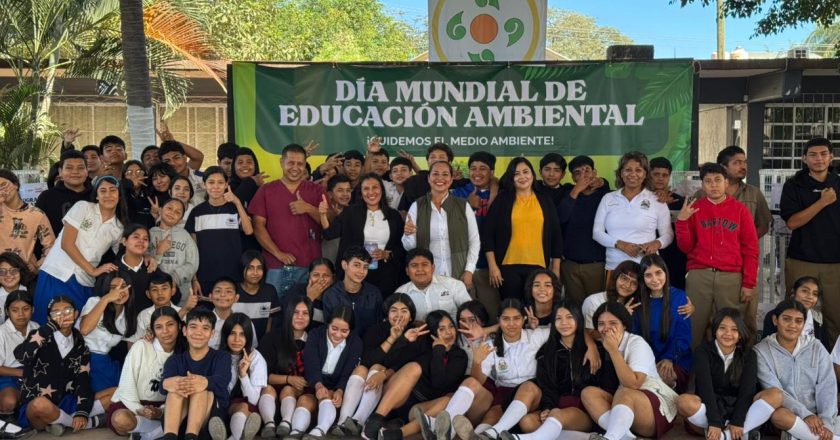 JÓVENES DE BAHÍA DE BANDERAS CUIDAN EL PLANETA