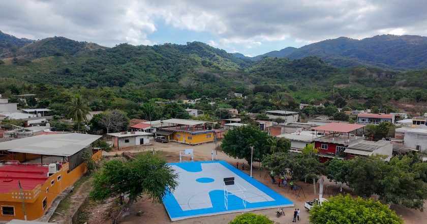 REHABILITAN CANCHA DE USOS MÚLTIPLES EN EL CAPOMO