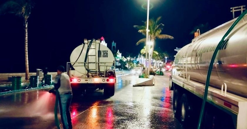 Gobierno de Mazatlán realiza limpieza integral en el malecón tras festejo de Año Nuevo