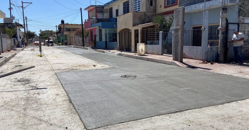 AVANZA LA PAVIMENTACIÓN EN LA CALLE ROBERTO M. GONZÁLEZ EN ACAPONETA