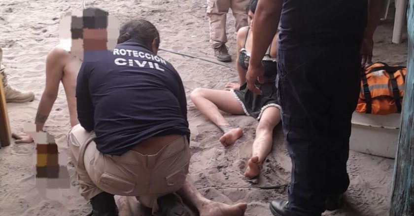 🚨Bomberos Estatales auxilian a dos personas un colapso de estructura en San Blas