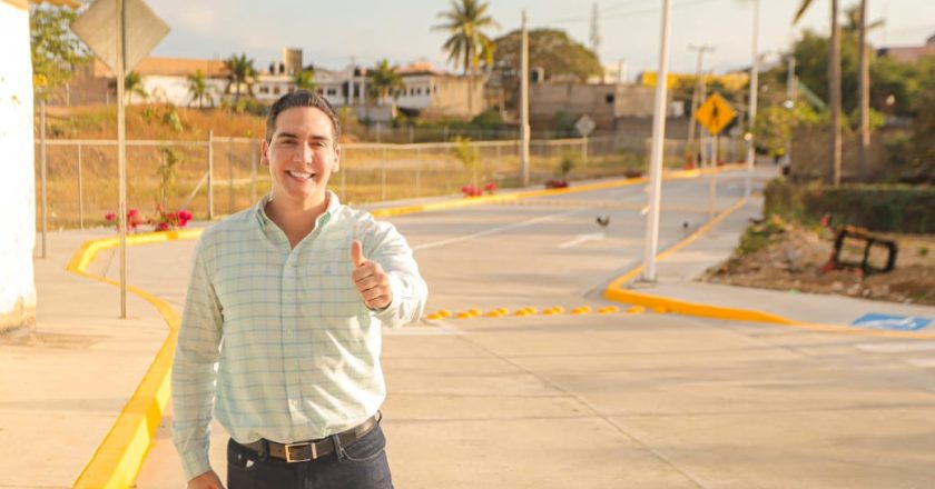 HÉCTOR SANTANA ENTREGA CALLE CONSTITUCIONAL