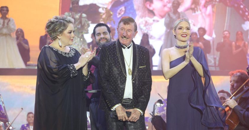 Noche de tradición y poesía en el Carnaval de Mazatlán.