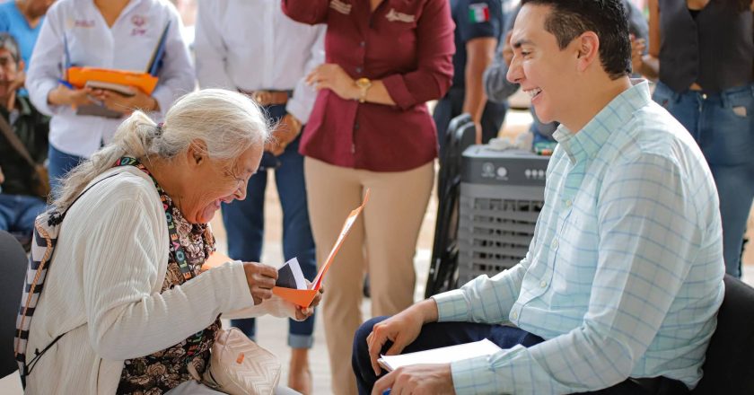 Héctor Santana atiende de frente a vecinos de Santa Fe en Audiencia Ciudadana
