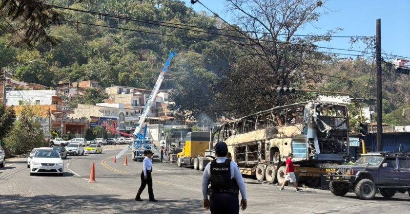 AVANZAN MANIOBRAS PARA RETIRAR VEHÍCULOS PESADOS EN DISTINTAS VIALIDADES