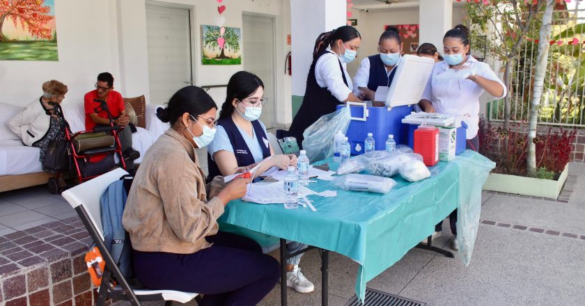 Protege DIF Vallarta a adultos mayores del CAIAM con jornada de vacunación