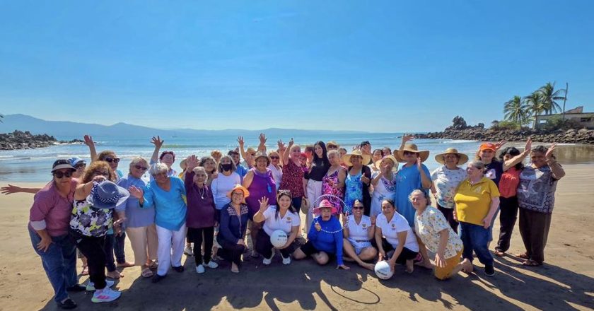 ADULTOS MAYORES CELEBRAN EL AMOR Y LA VIDA ACTIVA CON VISITA A LA PLAYA EN TEPIC