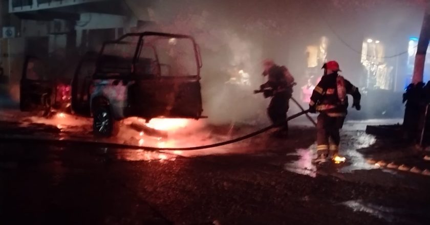 CONTROLAN INCENDIO VEHICULAR EN COLONIA EMILIANO ZAPATA