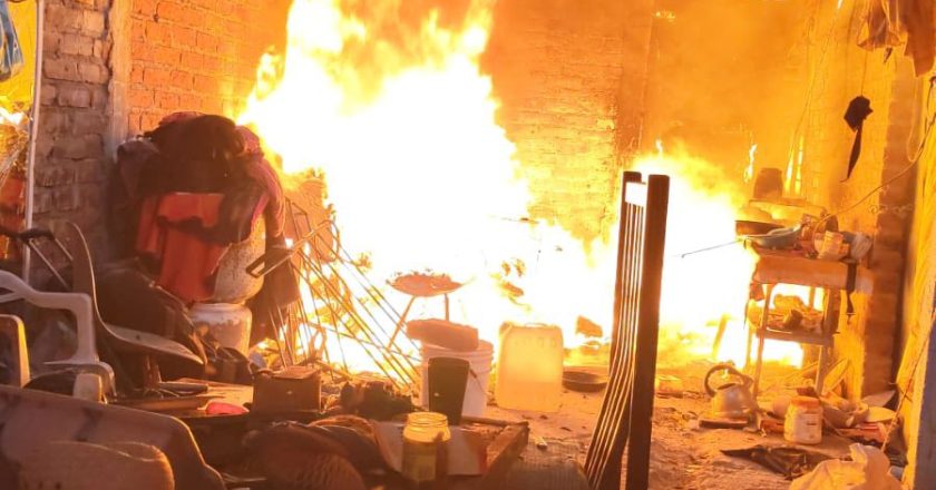 CONTROLAN INCENDIO EN CASA HABITACIÓN