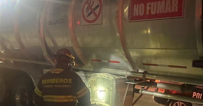 ATIENDEN ACCIDENTE VEHICULAR EN VALLARTA 750