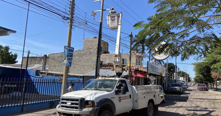 CONTINÚAN TRABAJOS EN ALUMBRADO DEL BULEVAR DE ACCESO