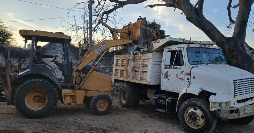 REALIZAN LIMPIEZA EN EL PANTEÓN MUNICIPAL