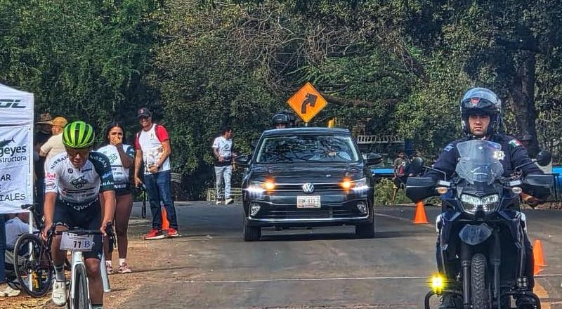 AGENTES DE MOVILIDAD BRINDAN APOYO VIAL EN CARRERA CICLISTA