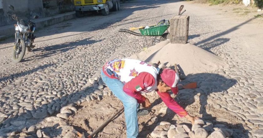 MEJORA DE VIALIDADES EN ACAPONETA: PRECAUCIÓN EN CALLE 7 DE OCTUBRE Y QUERÉTARO