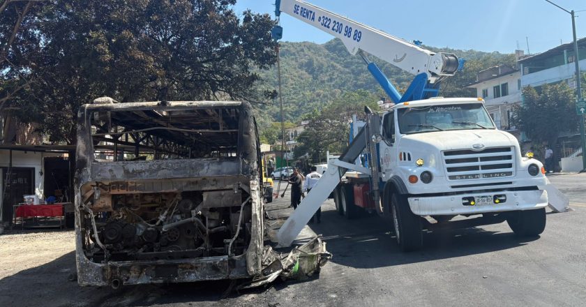 Avanzan maniobras para retirar vehículos pesados en distintas vialidades