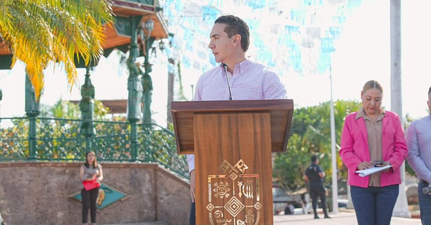 Héctor Santana conmemora el Día de la Bandera con ceremonia cívica