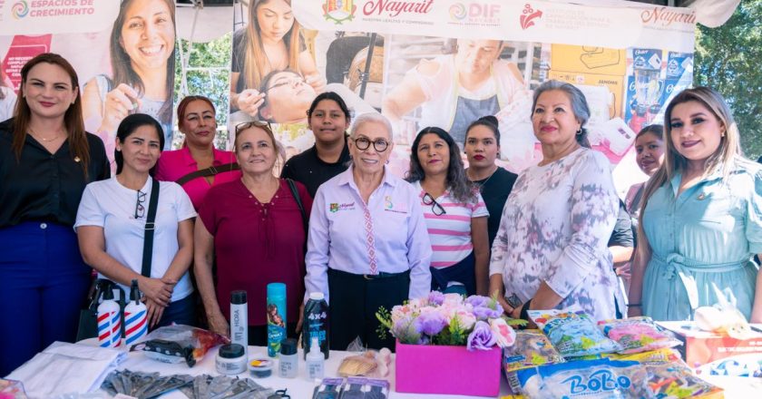 Beatriz Estrada acerca bienestar integral a familias de la colonia Puerta de la Laguna, en Tepic.